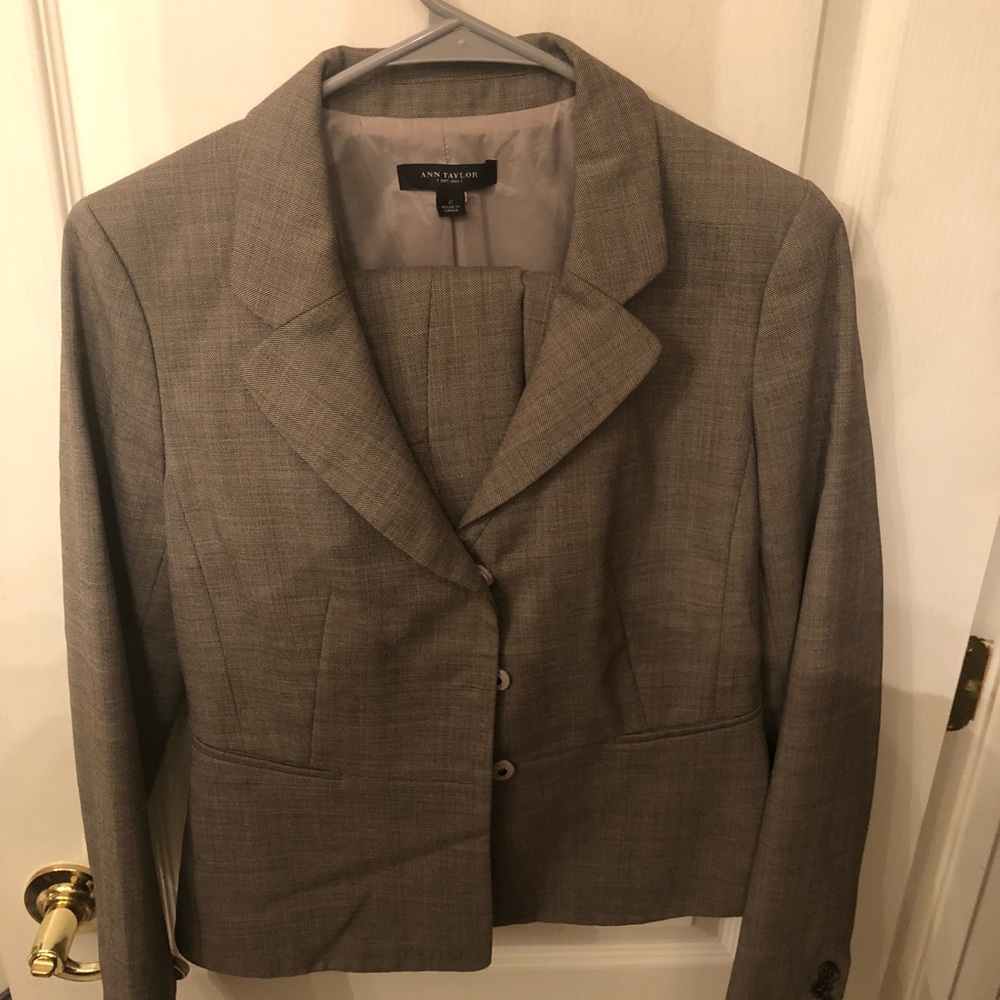 Ann Taylor suit jacket size 2 and skirt size 2.
